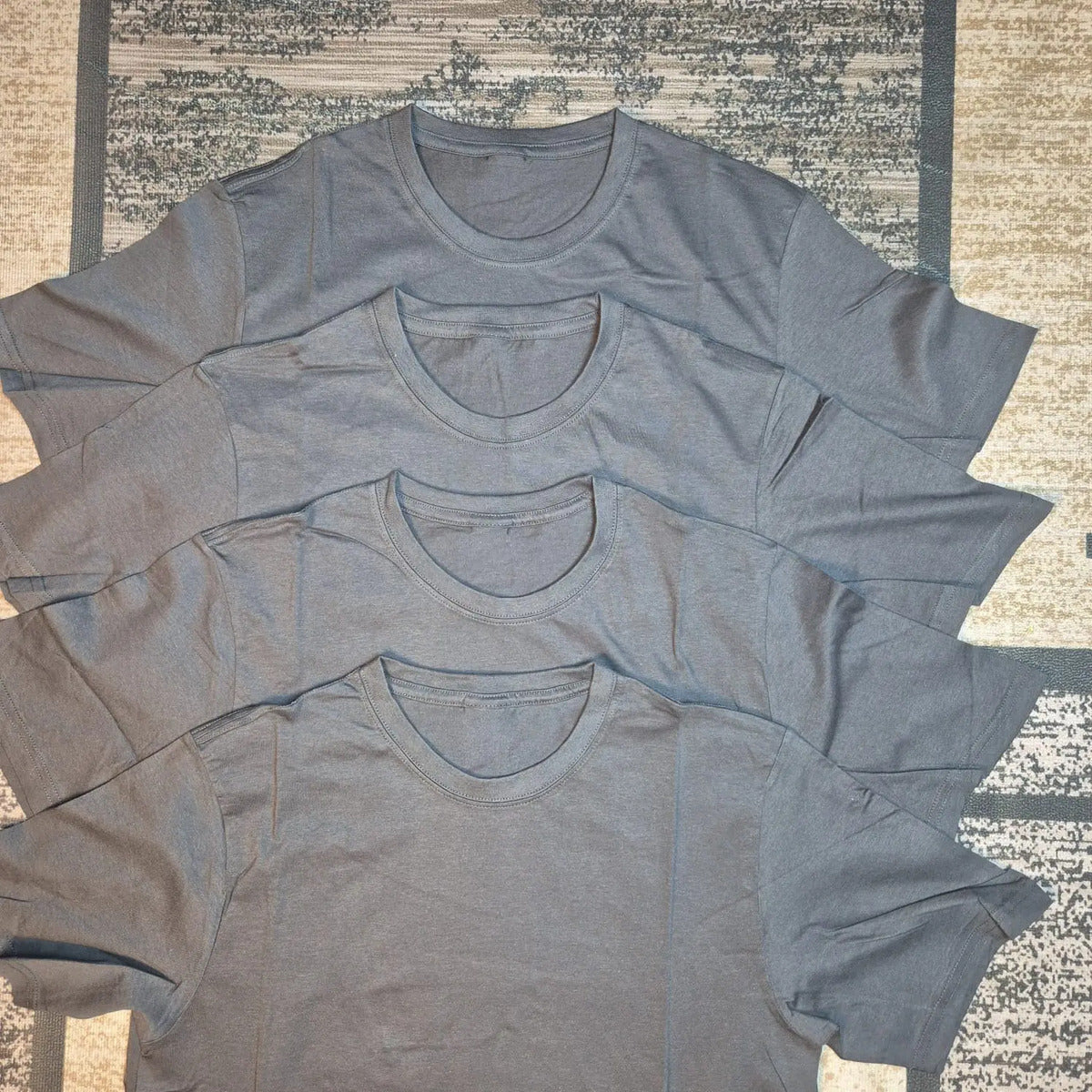 Gris oscuro
